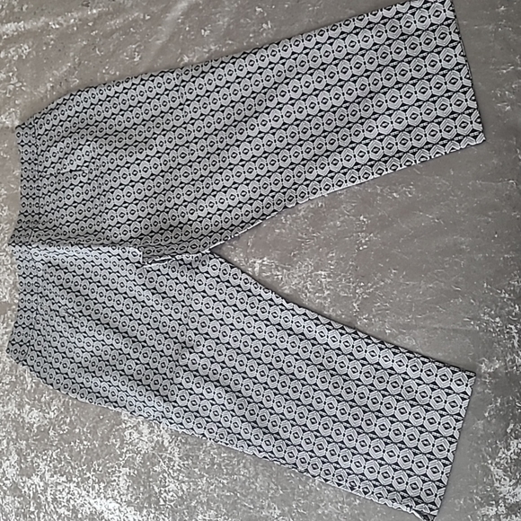 cleo, Size L, white, black, mauve & brown patterned Capris - Picture 4 of 5